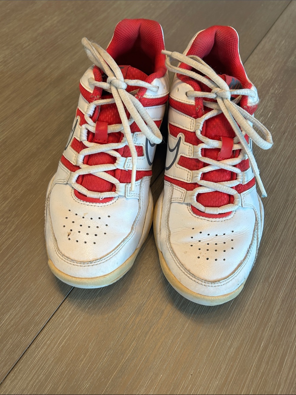 Nike Kids White and Red Low-Top‎ tennis court shoes